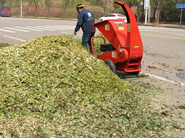 园林绿化粉碎机在街道粉碎废弃枝条